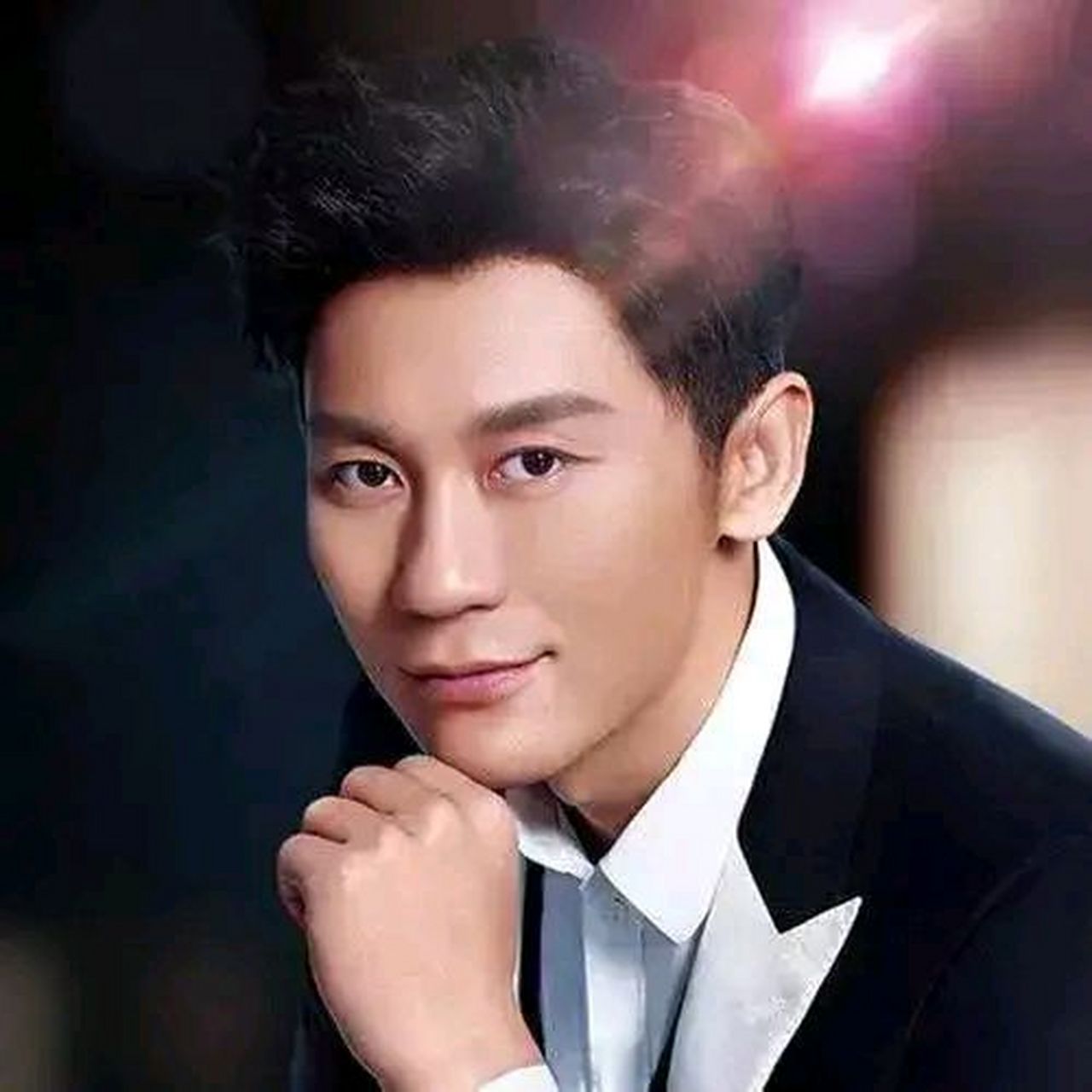 李晨是一位富有的名人,他住在价值9亿元的北京四合院,外出时会去