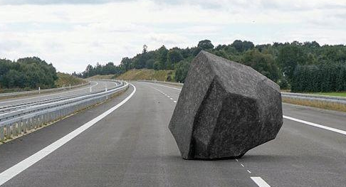 高速上突然出现一块大石头,绕开还是开过去,很多车主不清楚