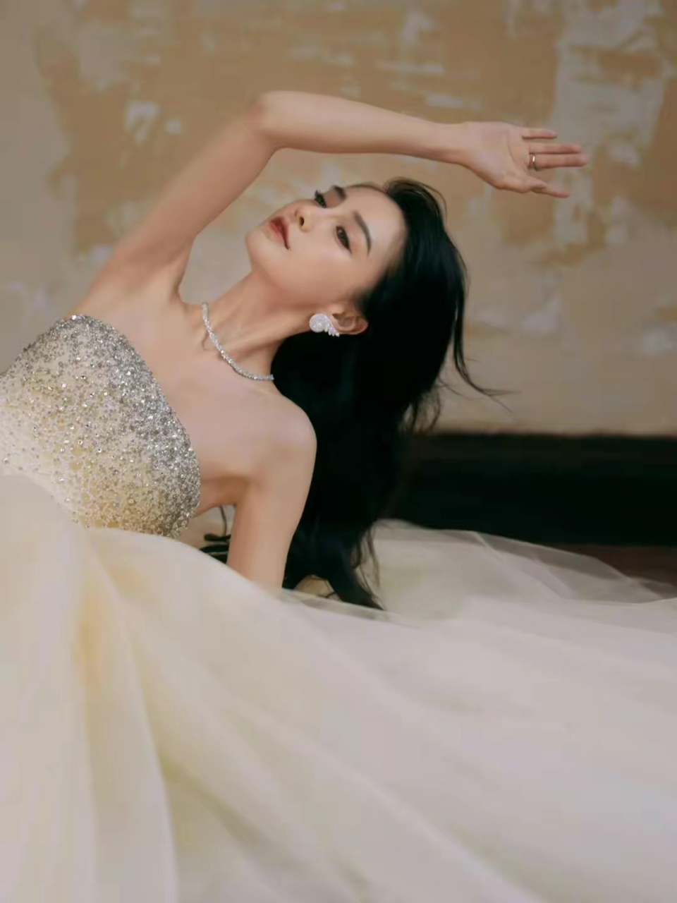 网友:angelababy袭鹅黄色抹胸晶钻公主裙,优雅灵动,简直不要太美腻了