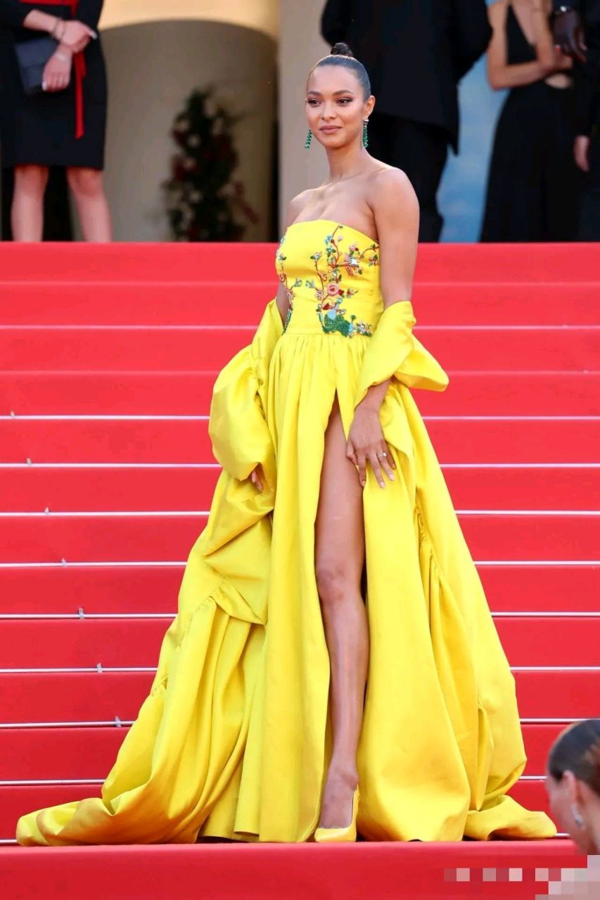 巴西超模莱斯·里贝罗(lais ribeiro),亮相戛纳电影节,身穿艳丽的黄色