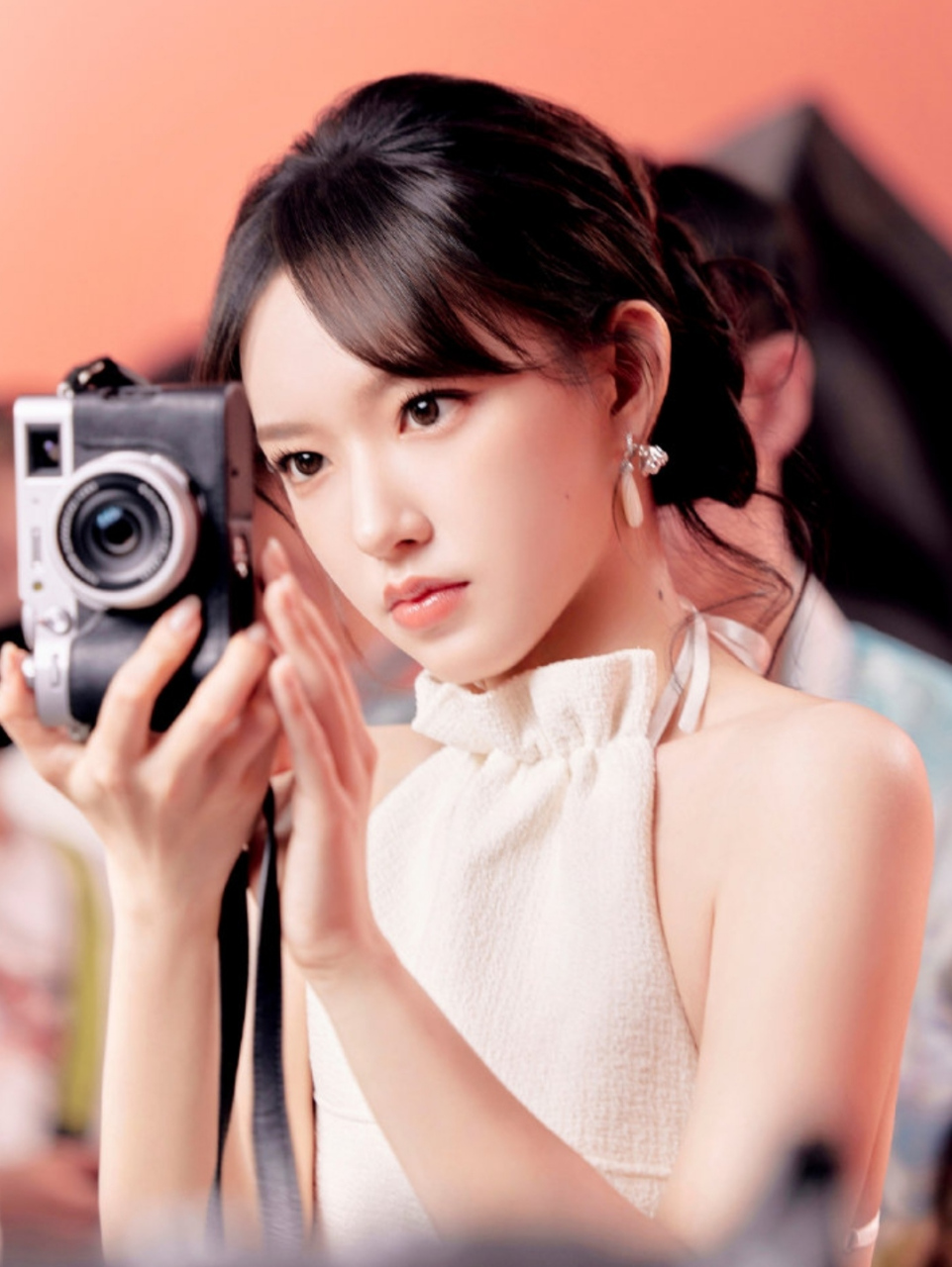 程潇品牌拍摄花絮,淡雅的妆容衬托好气质,长发挽成发髻,还有一些零散