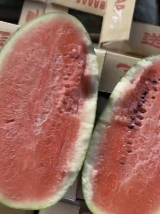 尝过黑美人西瓜,香甜滋味难忘怀,必须多买点!