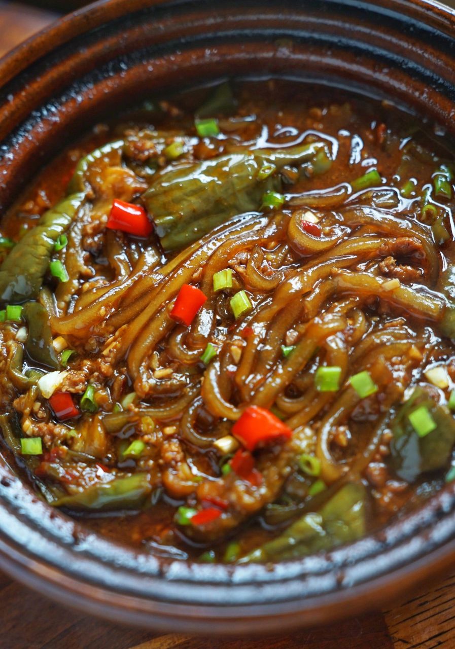 茄子肉末粉丝煲,砂锅咕噜起来吧,米饭滚滚 .