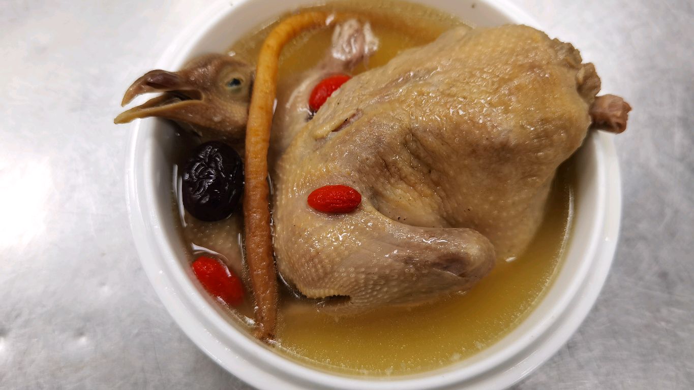 秋冬滋补季,大厨分享:“滋补乳鸽汤”的制作全过程,汤鲜味美