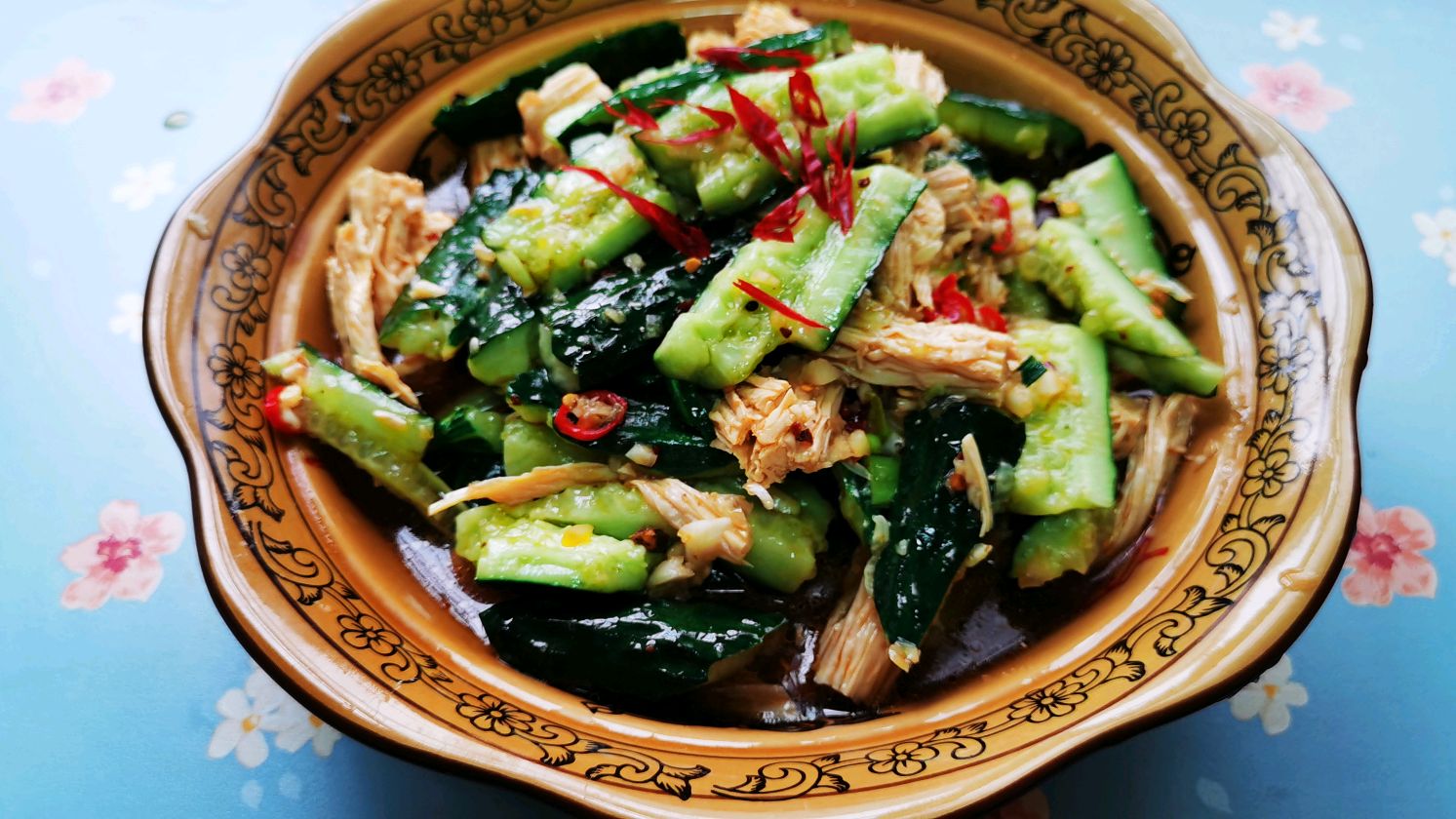 炎炎夏日,大洋做黄瓜拌腐竹,口感脆嫩,汤汁浓郁,上桌不够吃