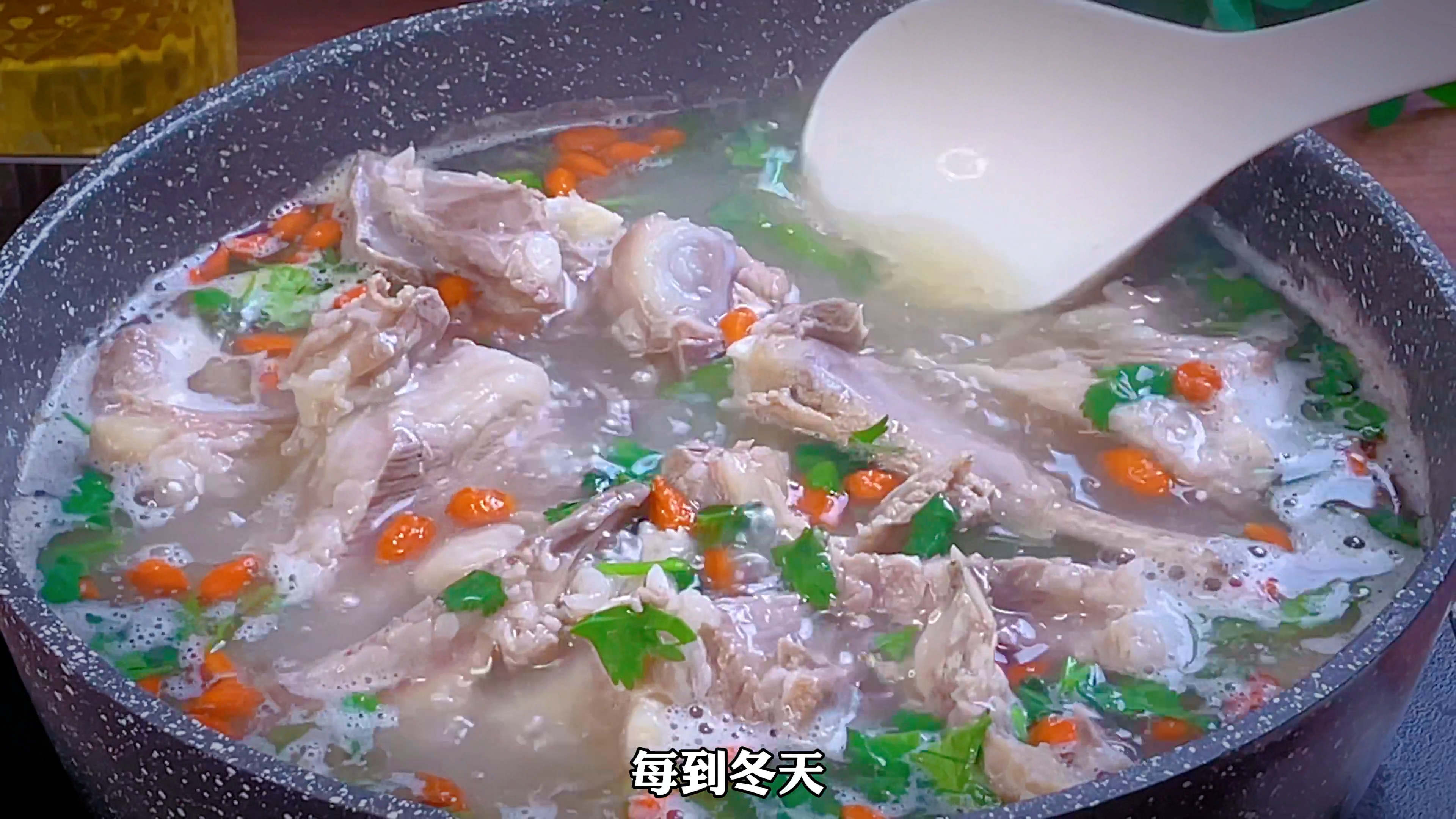 每当天气一变冷，我都会给家人炖这个羊肉汤喝，汤鲜味美又营养