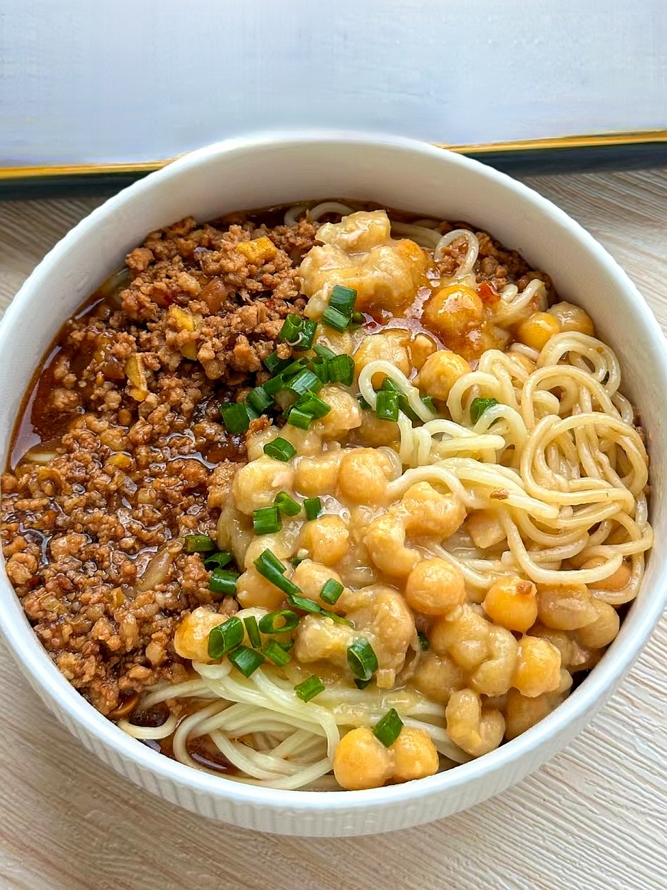 一碗好吃的豌杂面,怎么能少了灵魂猪油呢?