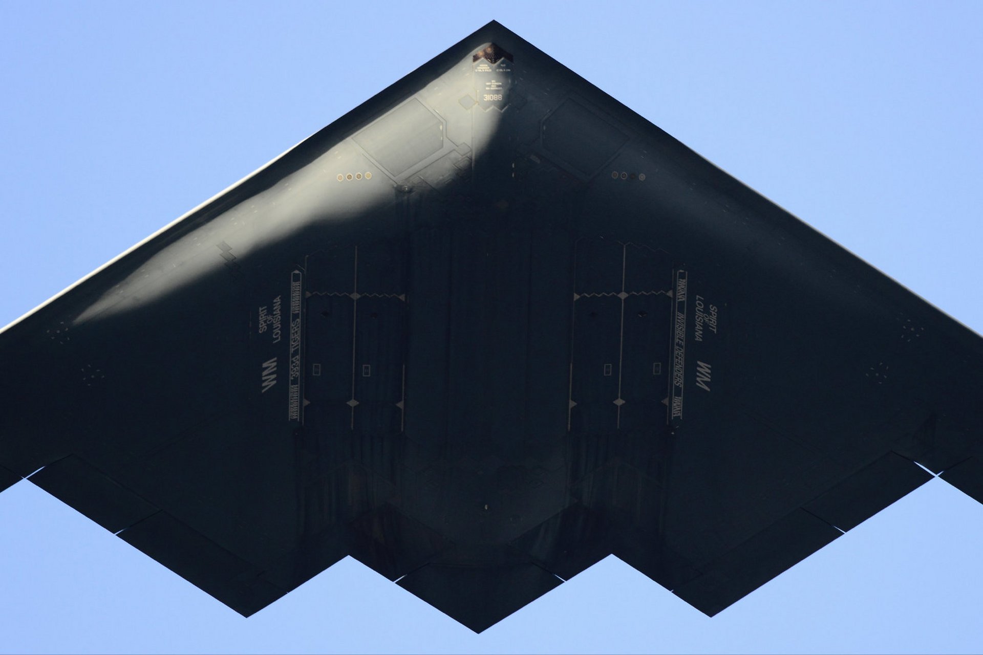 航空摄影佳作·神秘的b2隐形轰炸机机腹视角 航空工业巅峰之作#军情