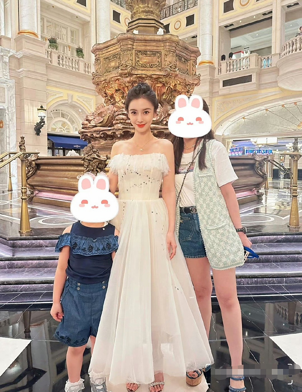 娱乐最前沿# 来看看angelababy杨颖和粉丝的合照!baby真的太美了!