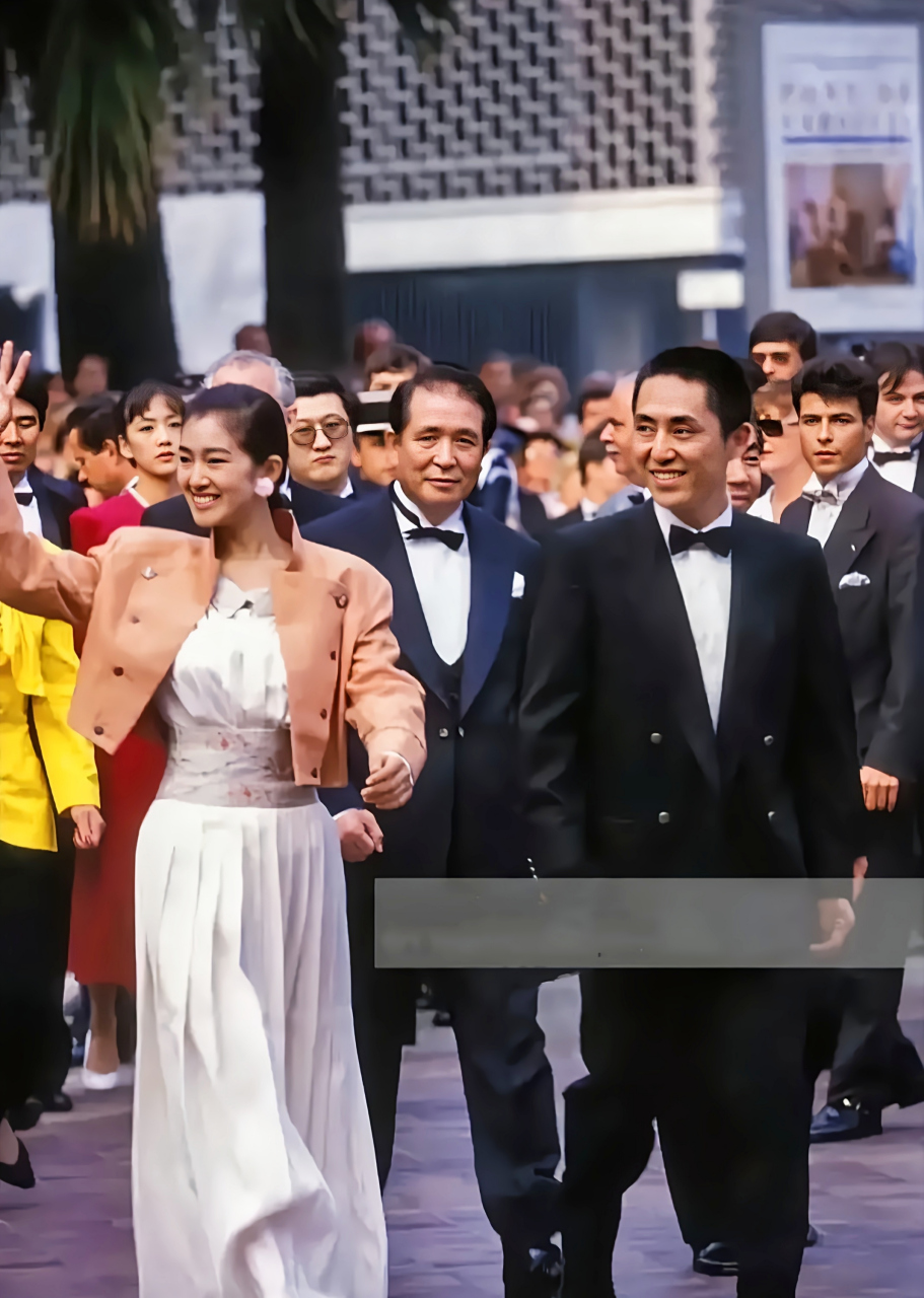 年轻的张艺谋好帅!