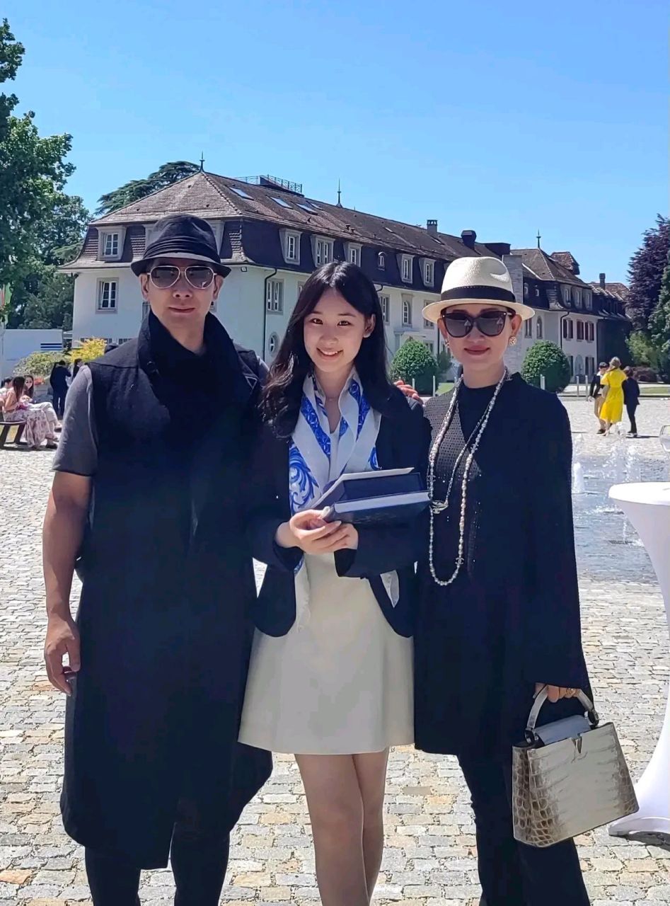 著名演员赵文卓和妻子张丹露参加女儿的毕业典礼,15岁的女儿出落得