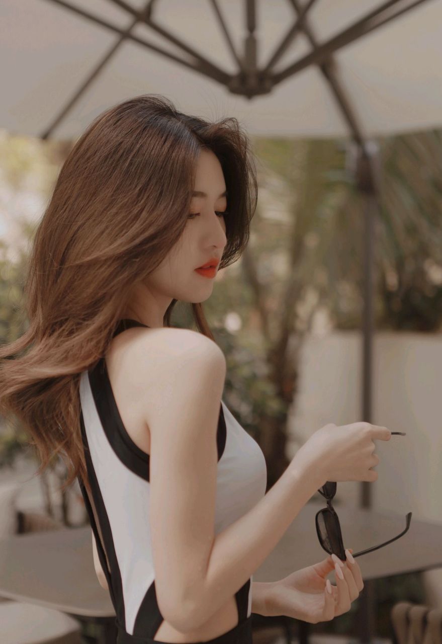 气质女神"小谢同学"泳装写真