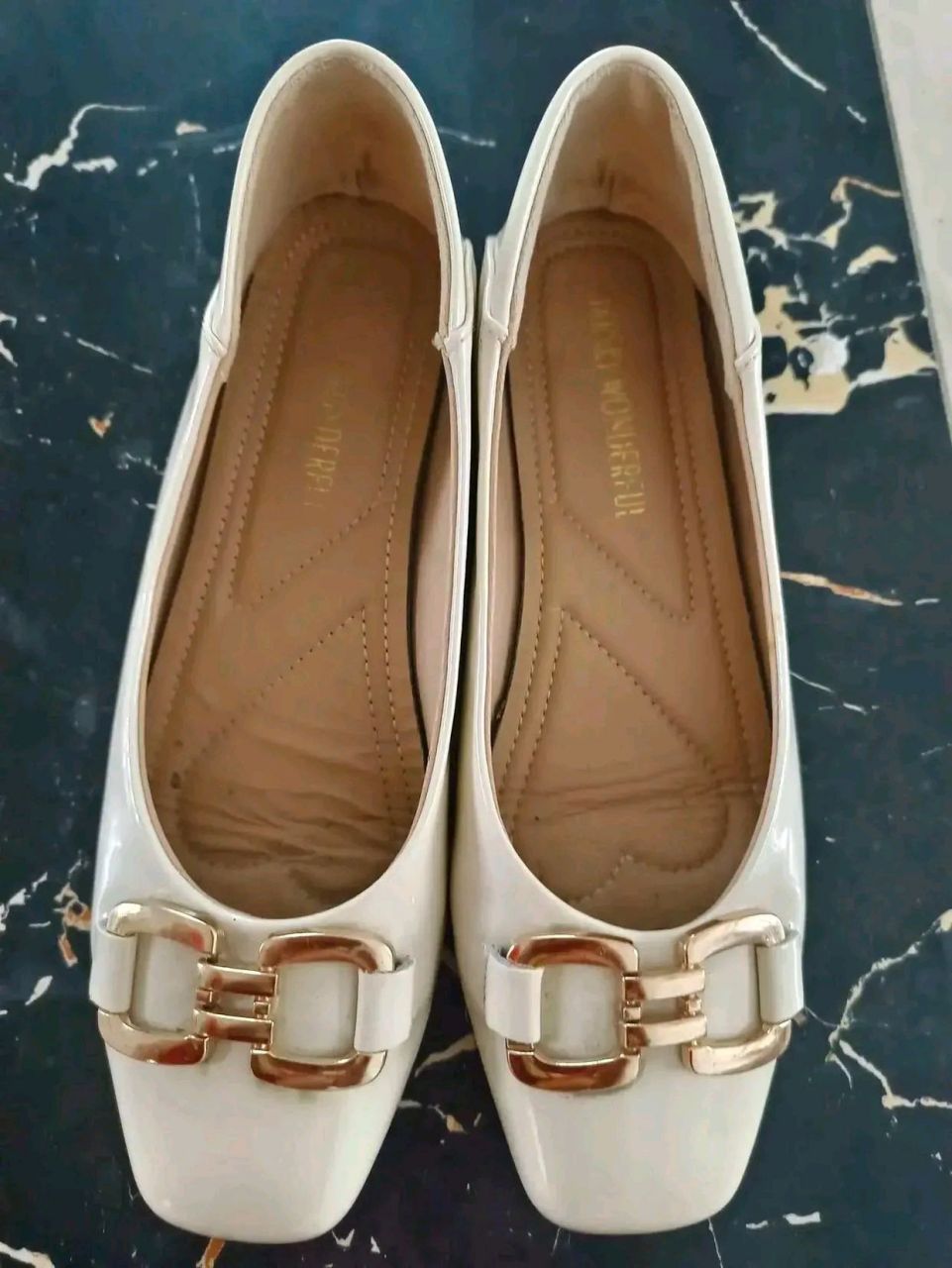 昨晚去小区垃圾桶倒垃圾,看到垃圾桶旁边放着一双鞋子,放在一个塑料袋