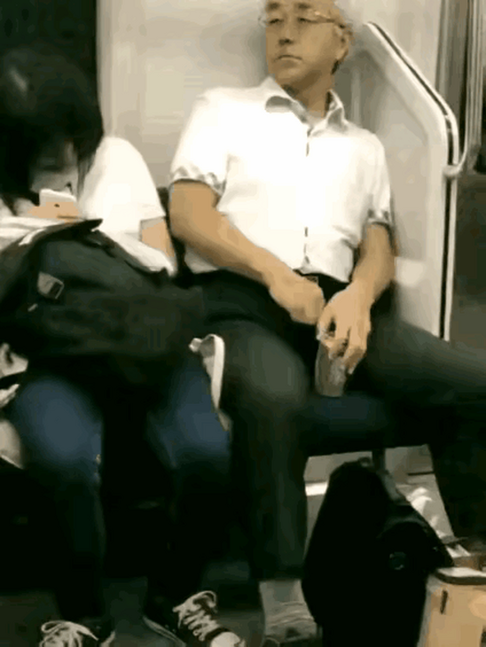 你太坏了 坐着猥琐的动作,流氓的行径, 都浪费你的眼镜了!