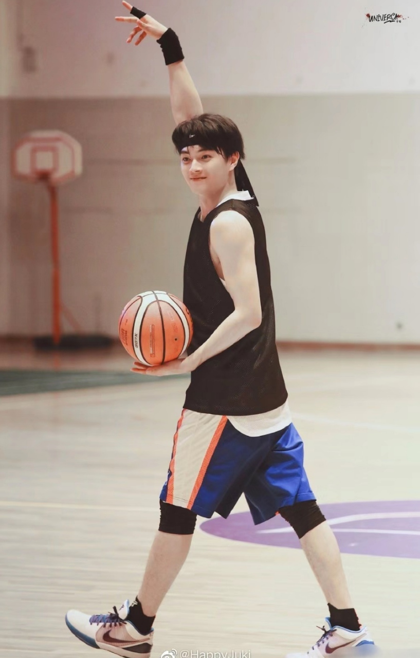 许凯打篮球壁纸