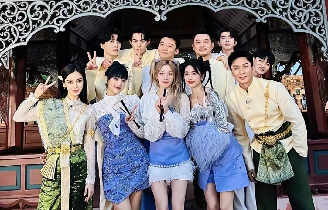 李晨晒奔跑吧泰国大合照,白鹿宋雨琦minnie秀大长腿baby肤白貌美