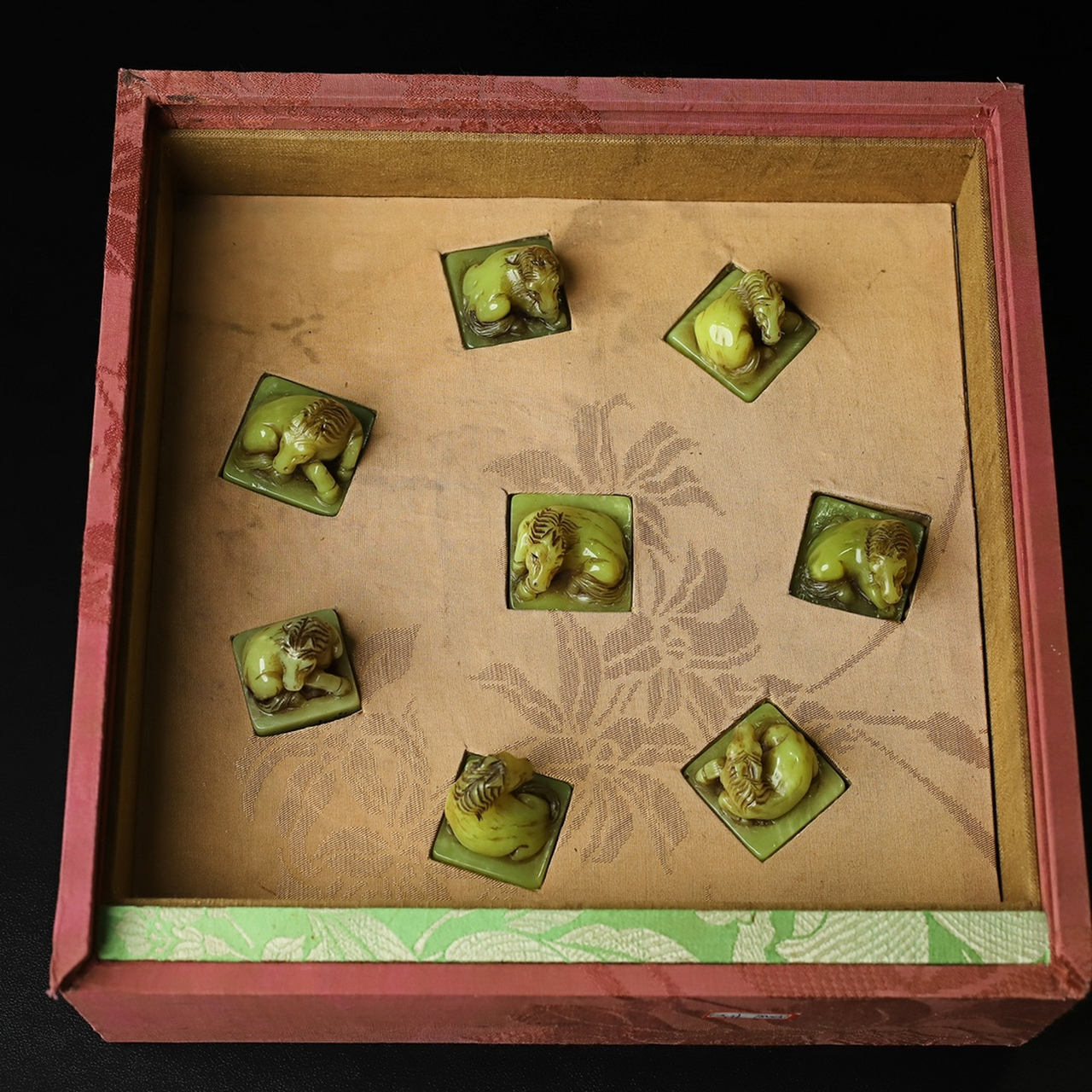 旧藏艾叶绿寿山石雕刻【八骏马】马钮印章一套,单个印章尺寸约为:4×4