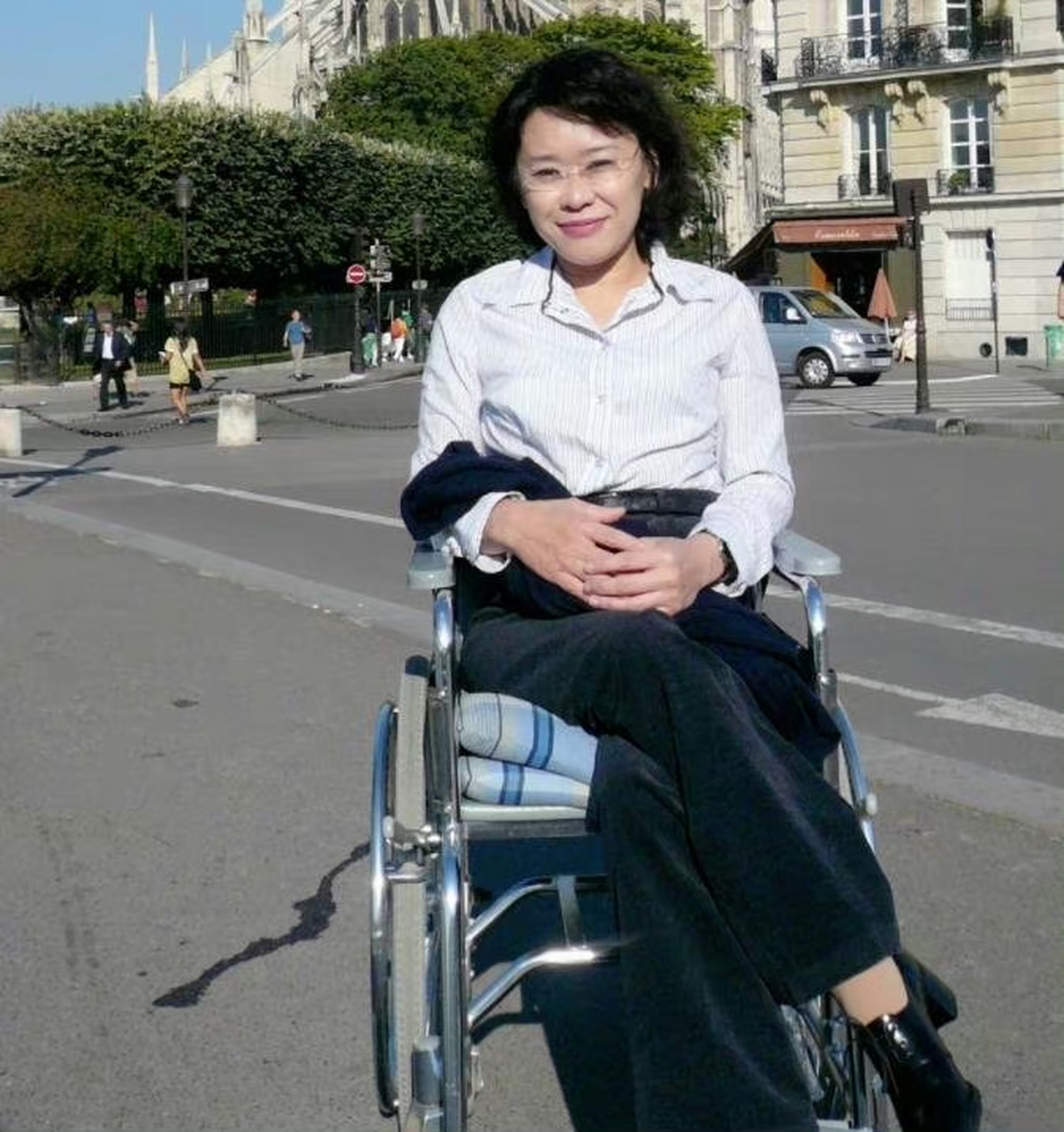 张海迪,5岁时因病高位截瘫,她身残志坚,名满神州大