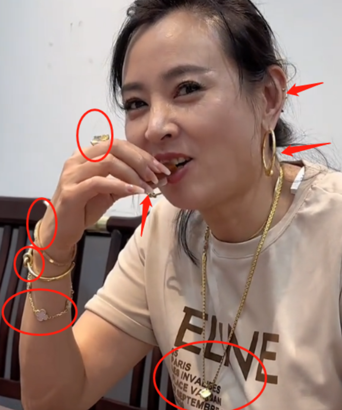 李勒宣布回村支教后,晋妈带了8件首饰