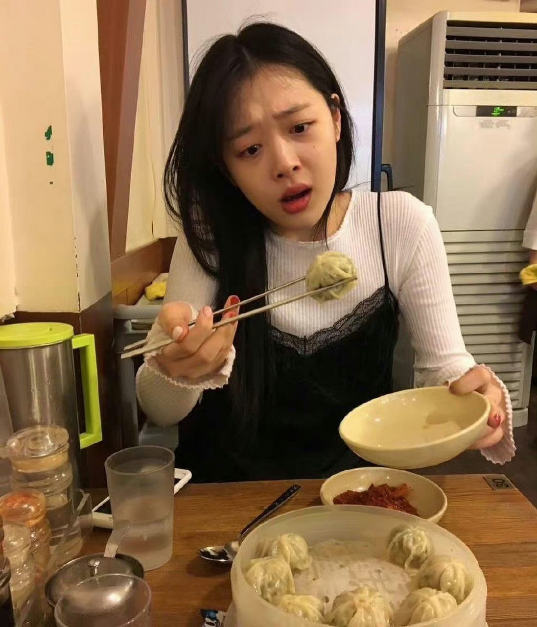 不知道你对崔雪莉有什么印象呢,她真的是当之无愧的纯欲天花板了