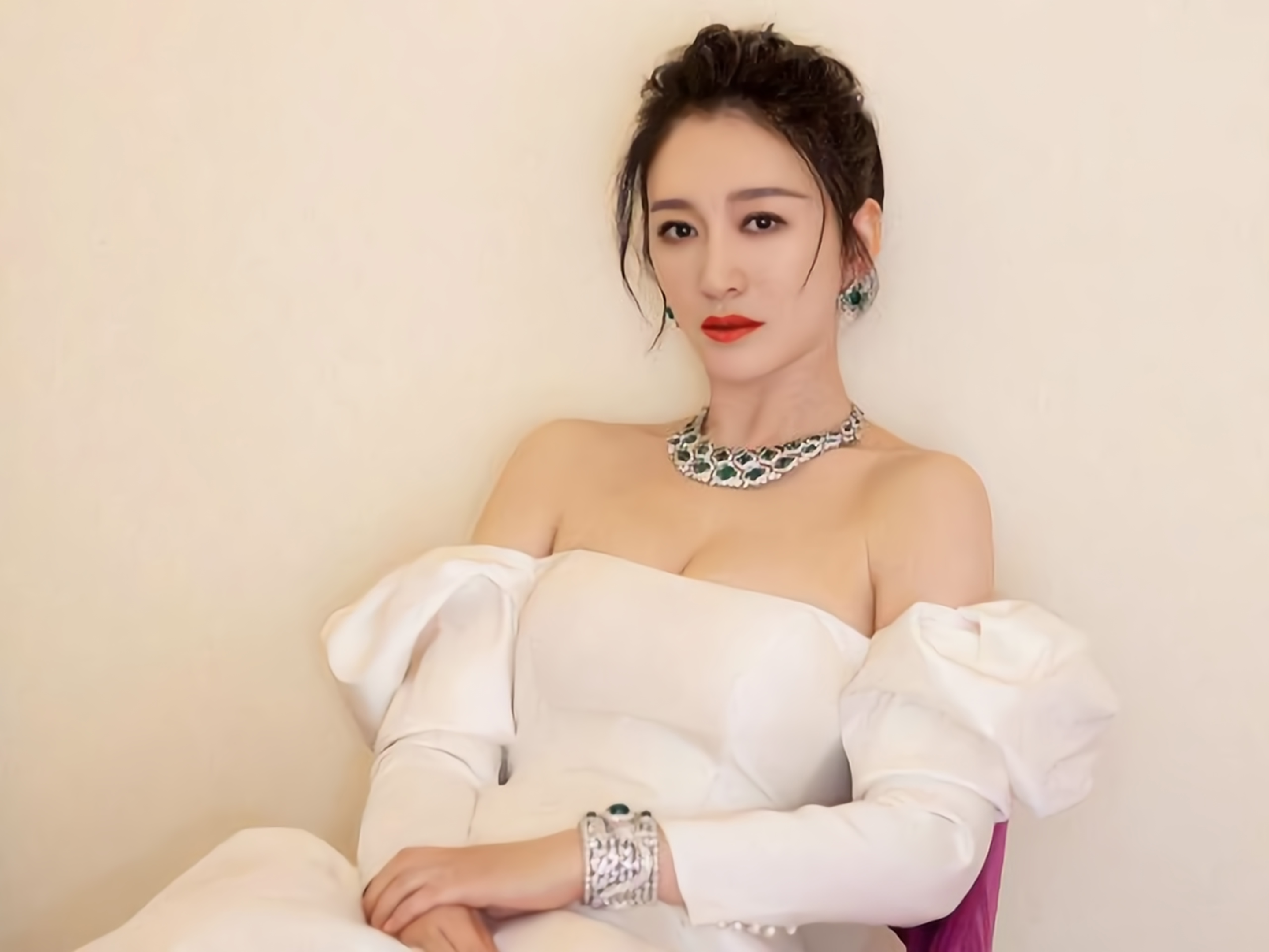 李小冉皮肤白皙,事业线亮眼,身材丰满火辣,爱了爱了