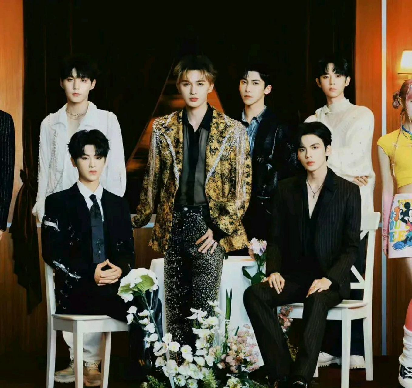 乐华旗下艺人合照,恕我眼拙,感觉这几个男的像一个模子刻出来的[捂脸]