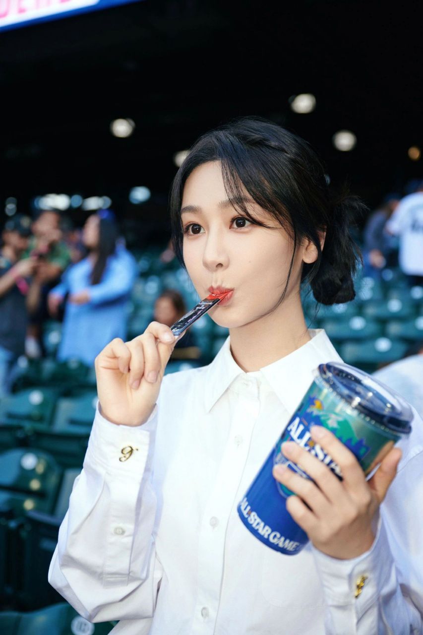 杨紫最新活动穿搭 青春靓丽的棒球少女!