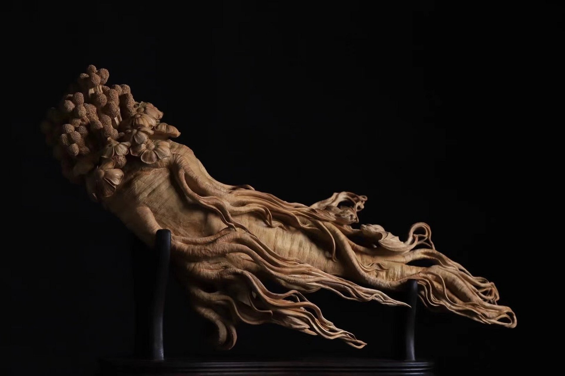 老山檀 | 人参  随形巧雕人参,形态饱满,根须极其自然精细,整体雕刻刀