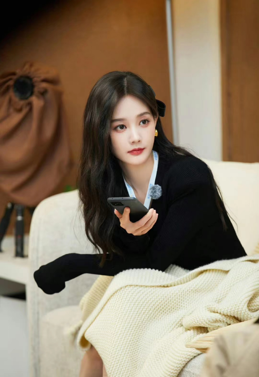 1,李易峰上大学被一个追了他好久的女孩子给壁咚了,他吓跑了.