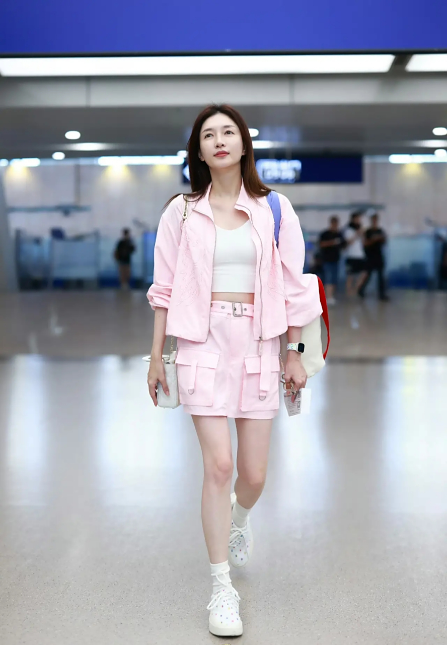 江疏影粉色套装活力满满,减龄又显气质#娱乐大赏# #明星穿搭# #惊艳