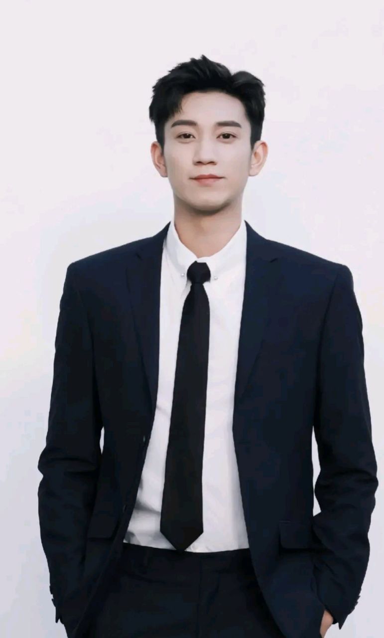 王子奇,1996年2月25日出生于浙江省湖州市长兴县,小时候当过游泳运动