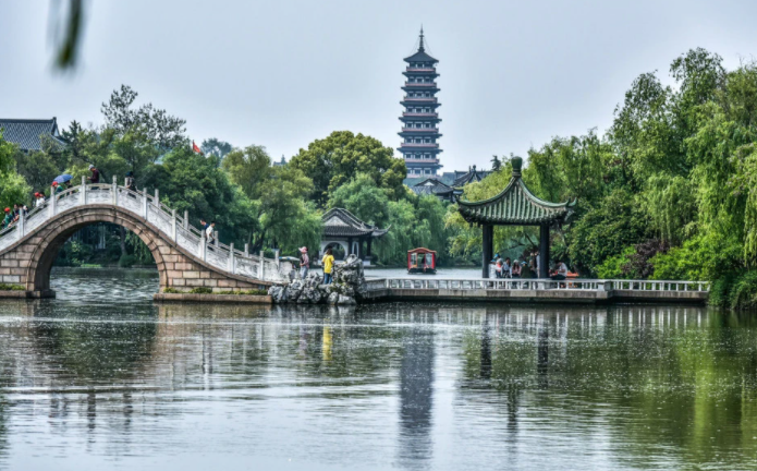 适合老年人的旅游地点推荐(适合老年人旅游景点国内城市)