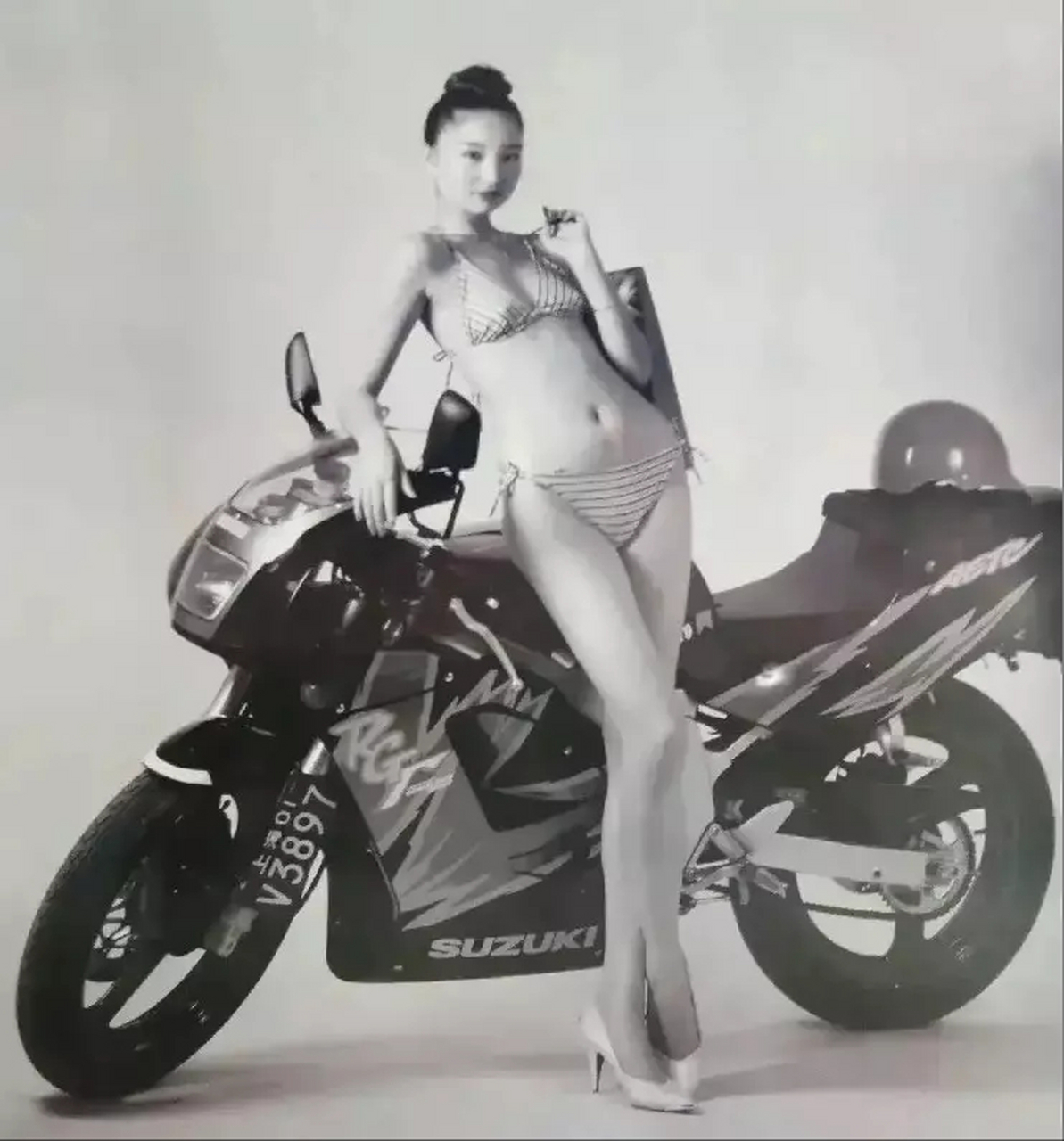 这是一张90年代初期,一位身穿比基尼的美女模特为铃木摩托车拍摄的