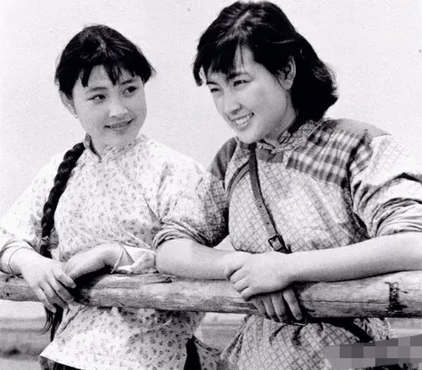 老照片:1979年,刘晓庆和陈冲在电影《小花》中的剧照.