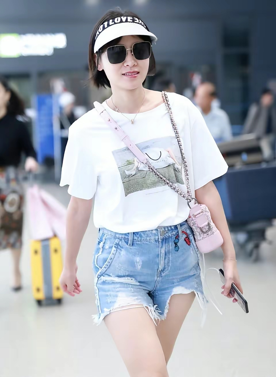 这样的牛仔短裤穿在叶一茜身上也是尽显一种时尚气质和时尚风采,上身