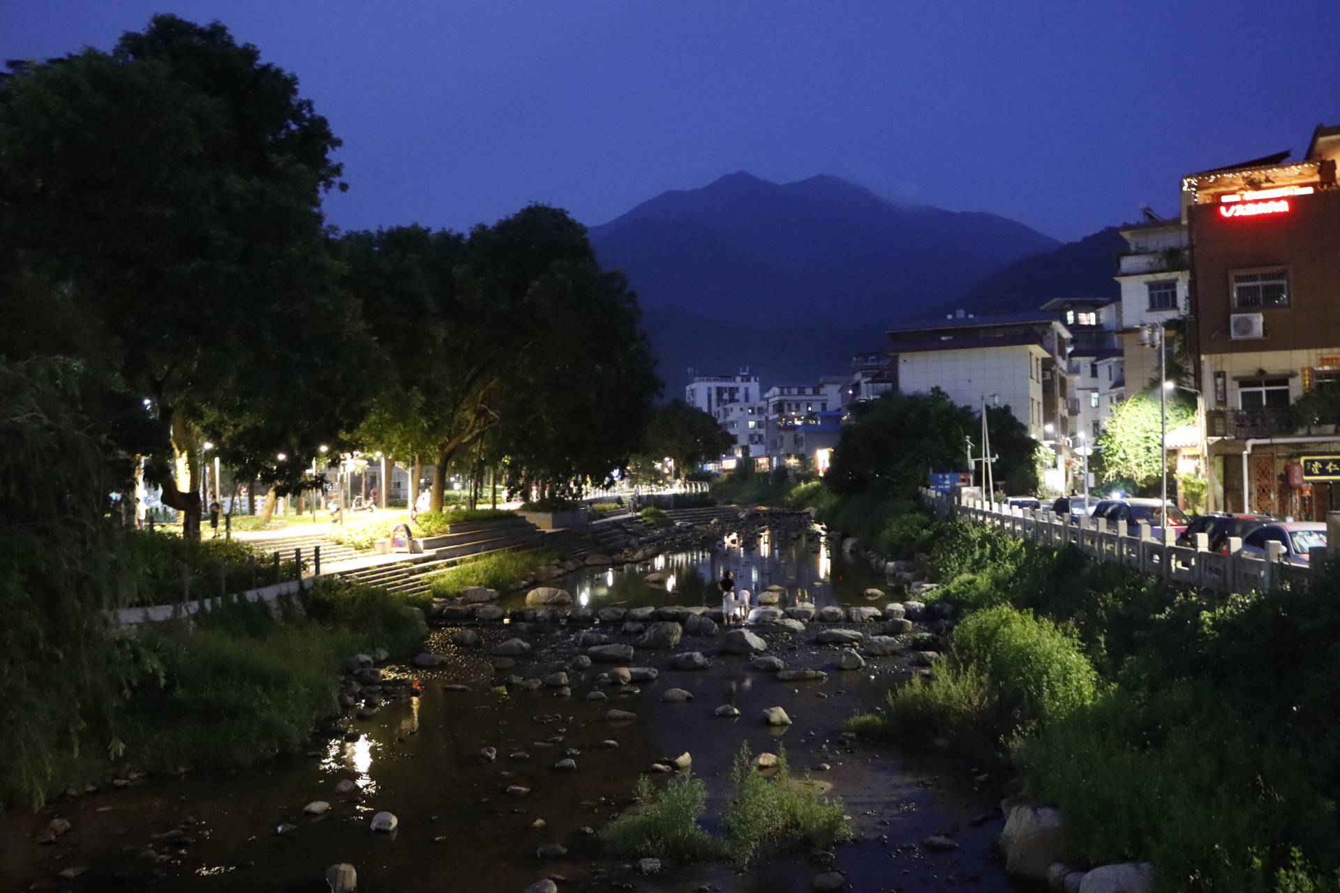 深圳罗湖区梧桐山村夜景