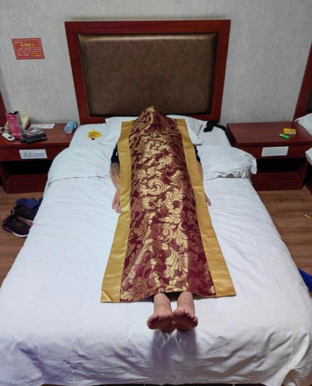 在酒店盖这块布的,脑子进米饭了#搞笑