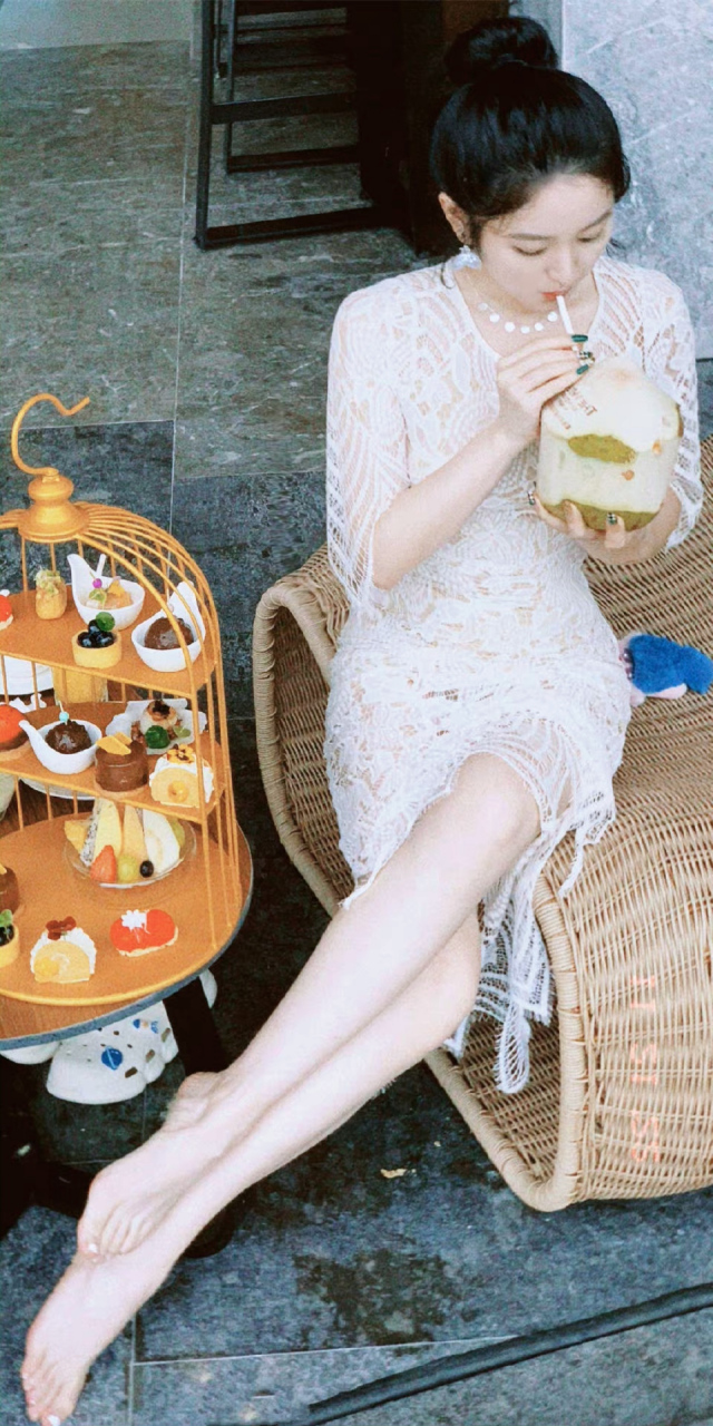 严尚嘉# 身穿白色蕾丝长裙,扎一丸子头,秀出优越好身材,水嫩白皙大