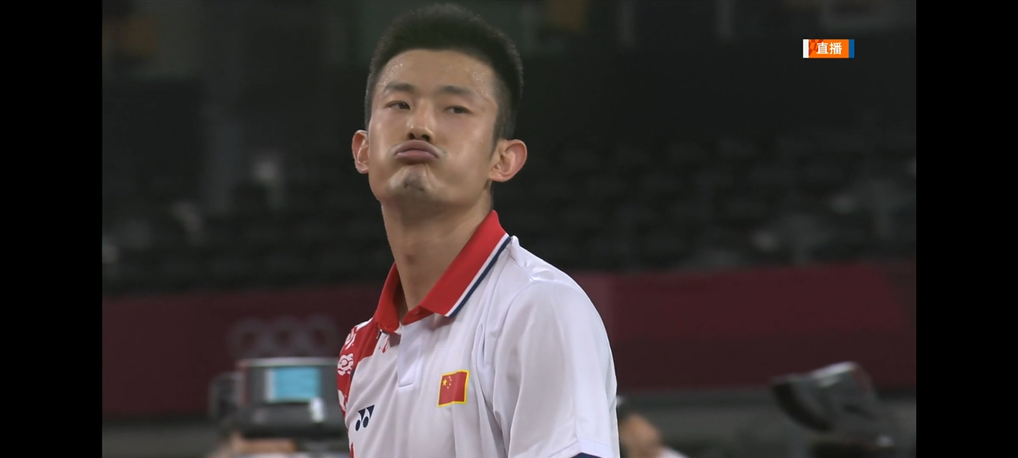 看比赛,被谌龙的小表情萌到了