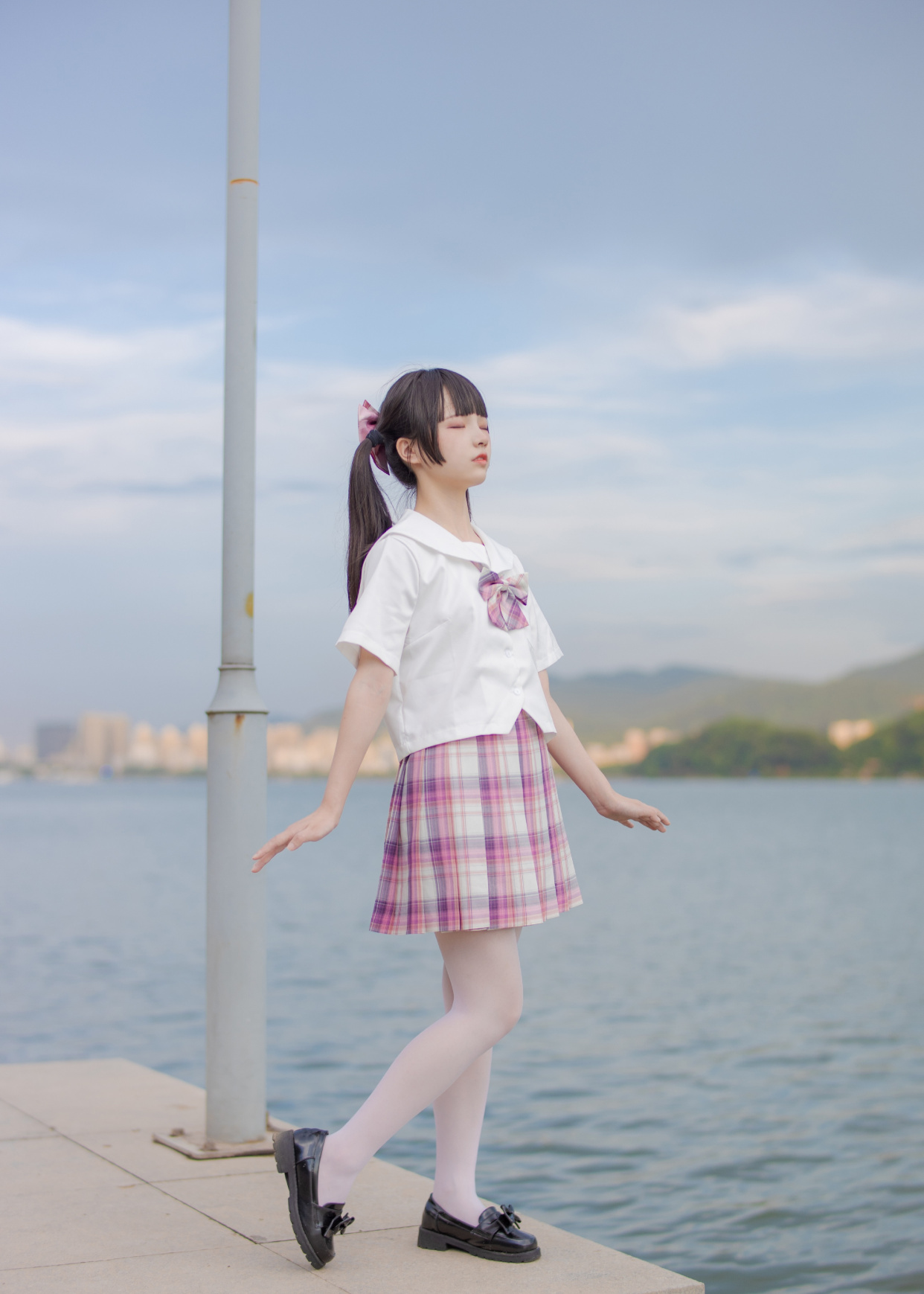 jk制服配肉丝裤袜的双马尾少女,想化作海边的风,亲吻她的脸颊