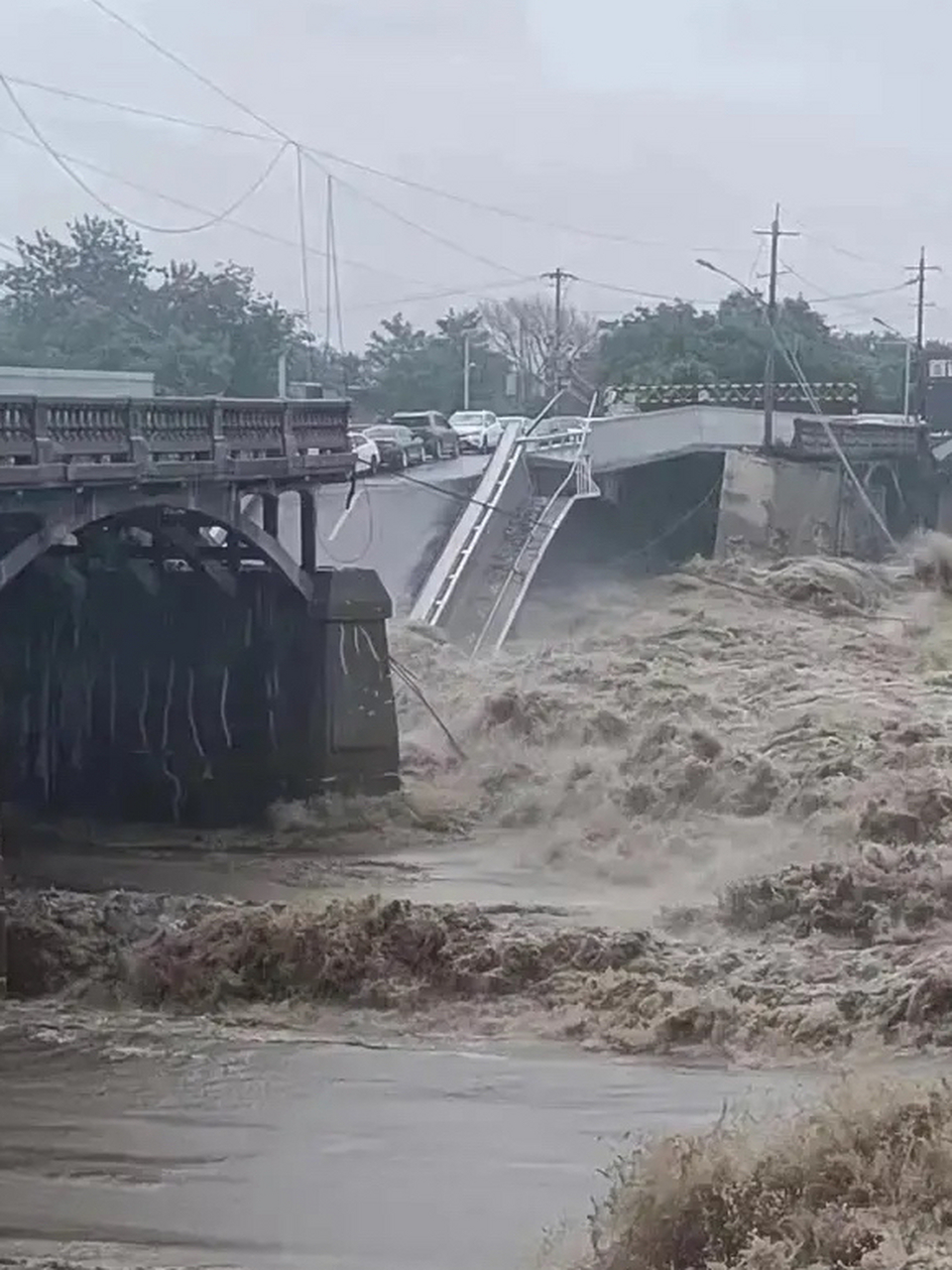 北京暴雨,致卢沟桥旁边小清河上的一座水泥桥坍塌. 你说奇怪吧?