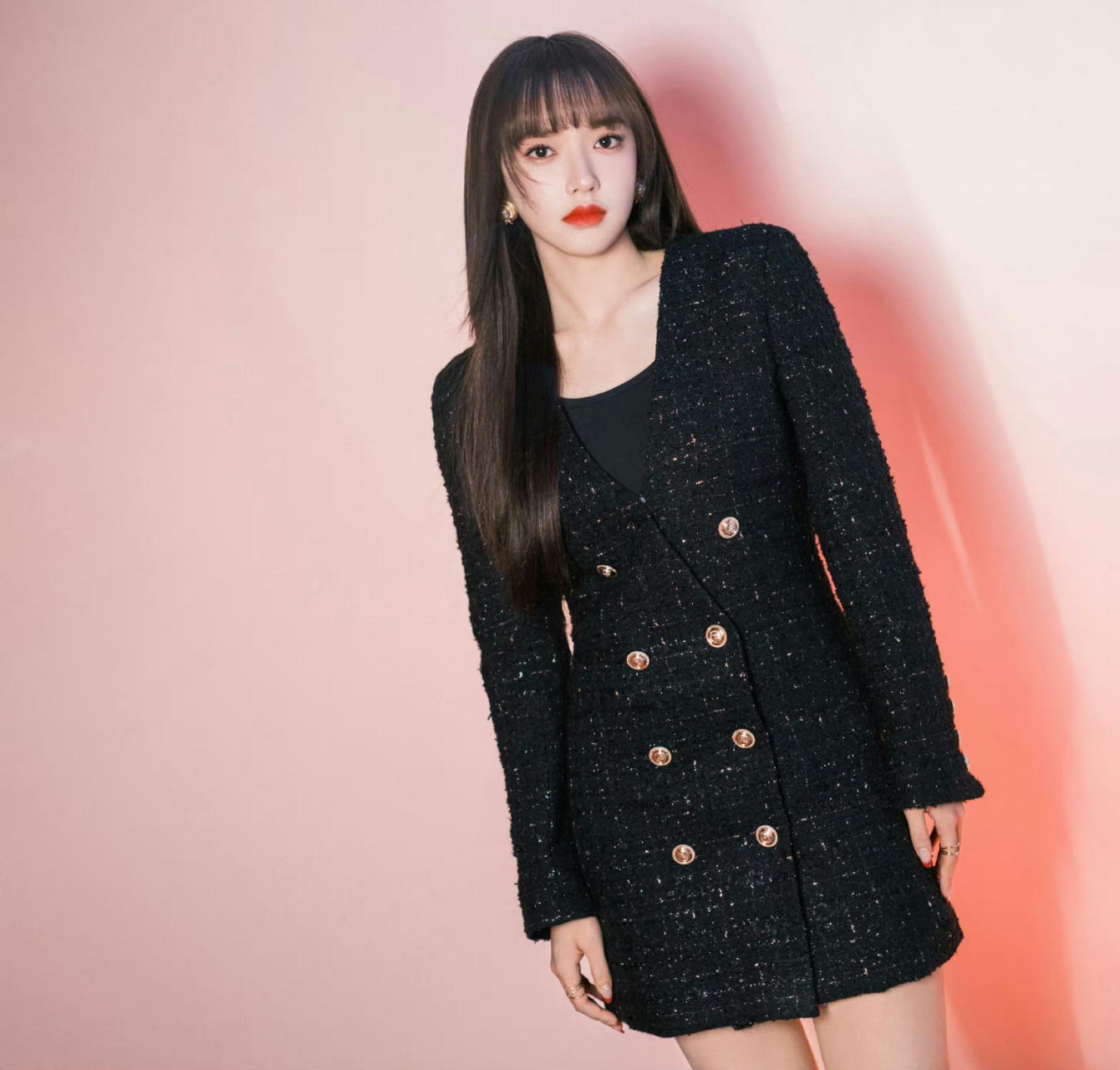 程潇一袭黑色闪光西装裙,酷美时尚