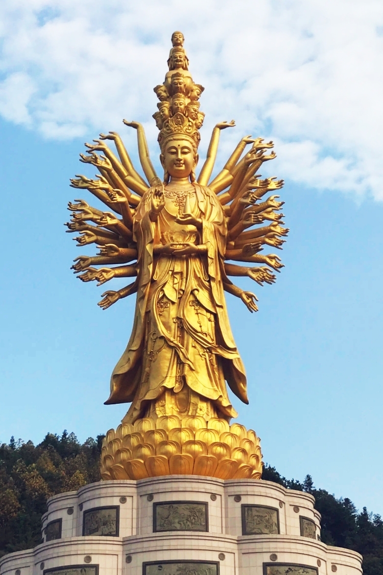 在湖南宁乡密印寺附近,有一座举世闻名的千手观音像