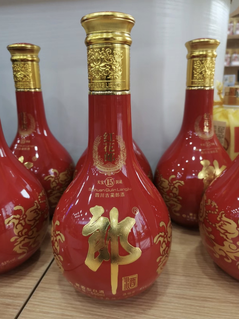 汾酒青花50 这款优质清香酒的酒体清澈,香味浓郁