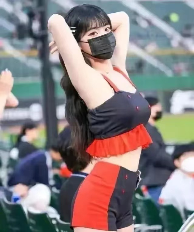 韩国足球宝贝李多惠,球场展先激情热舞!