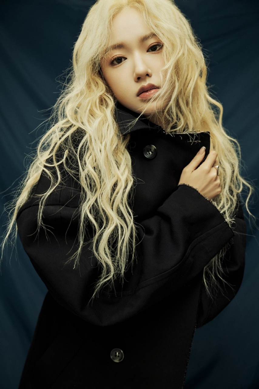 程潇# 金黄色大波浪卷发披肩,性感迷人的红色嘴唇,甜美酷辣,风情万种