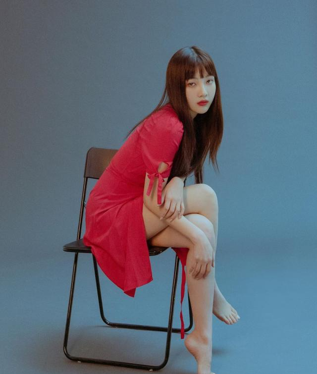 朴秀荣一袭红裙,既秀出了身材,又穿出了别样的风情