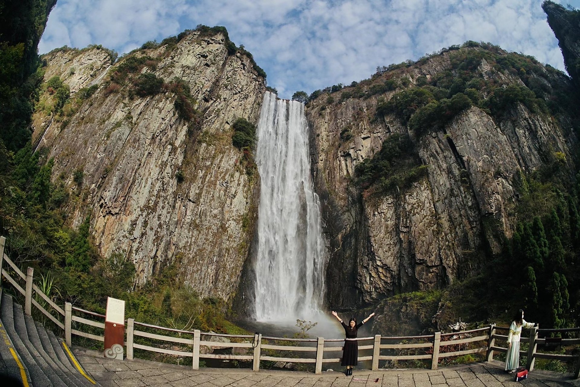 每次来到百丈漈,看到中华第一高瀑,我都有这种感觉.