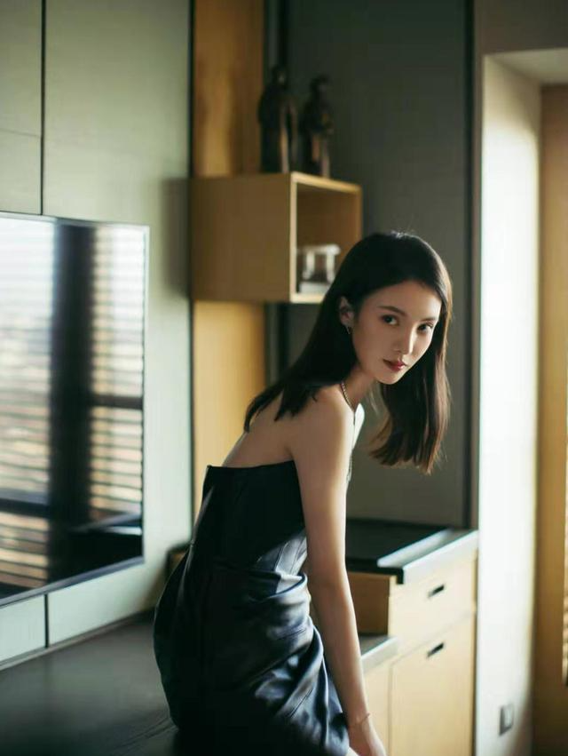 金穿一袭黑色皮裙,性感又撩人,尽显女人味