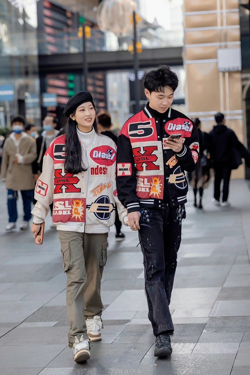 成都街拍——情侣穿搭  情侣之间穿搭的风格都差不多,说明两人审美